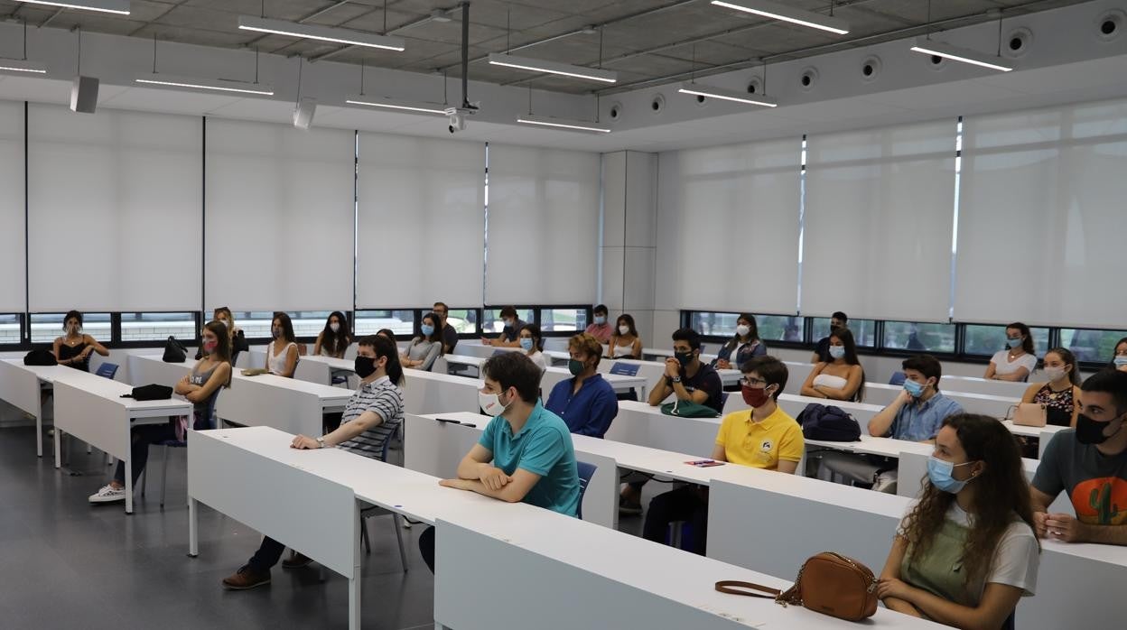 Estudiantes de la Universidad Loyola en clases