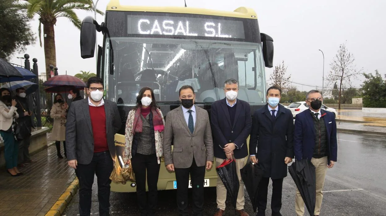 Presentación del nuevo autobús de Casal que cubrirá la ruta entre la capital y los Alcores