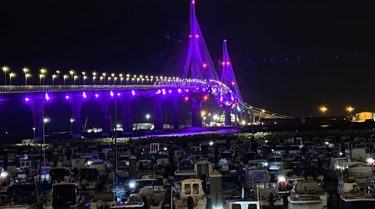 El segundo puente de Cádiz se ilumina de morado por el Día de la Mujer