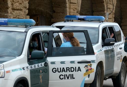 Los agentes de la Guardia Civil reciben la primera dosis de la vacuna en la Casa del Niño Jesús de Cádiz