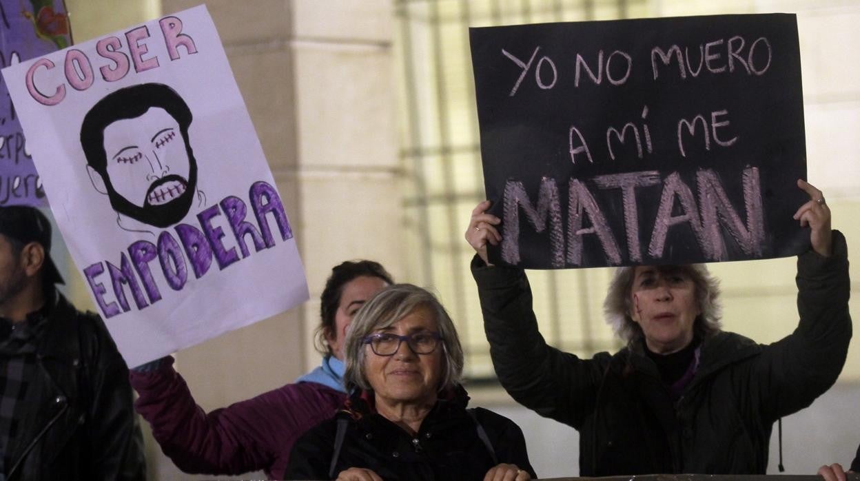 Imagen de una protesta contra la violencia machista en la puerta de la Audiencia de Sevilla