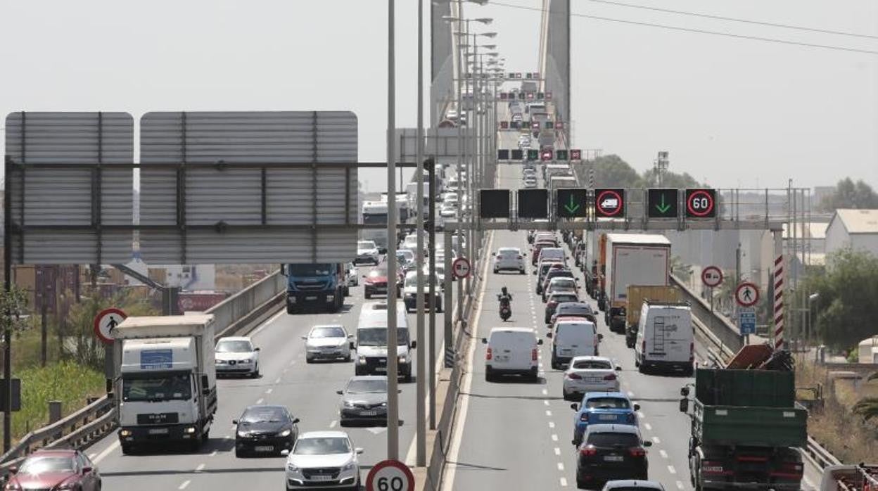 Circulación intensa de vehículos en el puente del Centenario de Sevilla