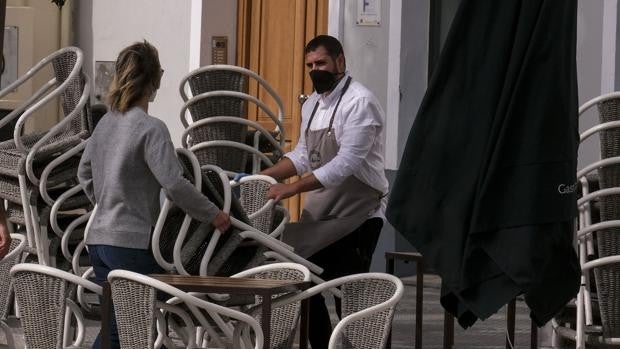 La provincia de Cádiz podrá abrir bares y comercios hasta las 21.30 horas: pasa a Nivel 2