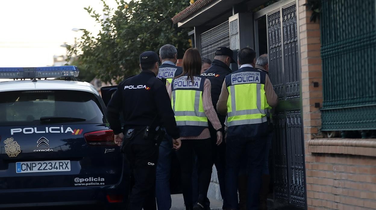 La Policía entra con el acusado en su casa para la reconstrucción de los hechos un día después del asesinato