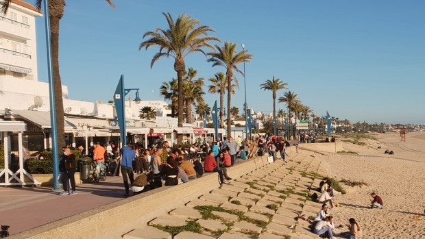 El buen tiempo facilita los llenos en las terrazas de Chiclana y San Fernando