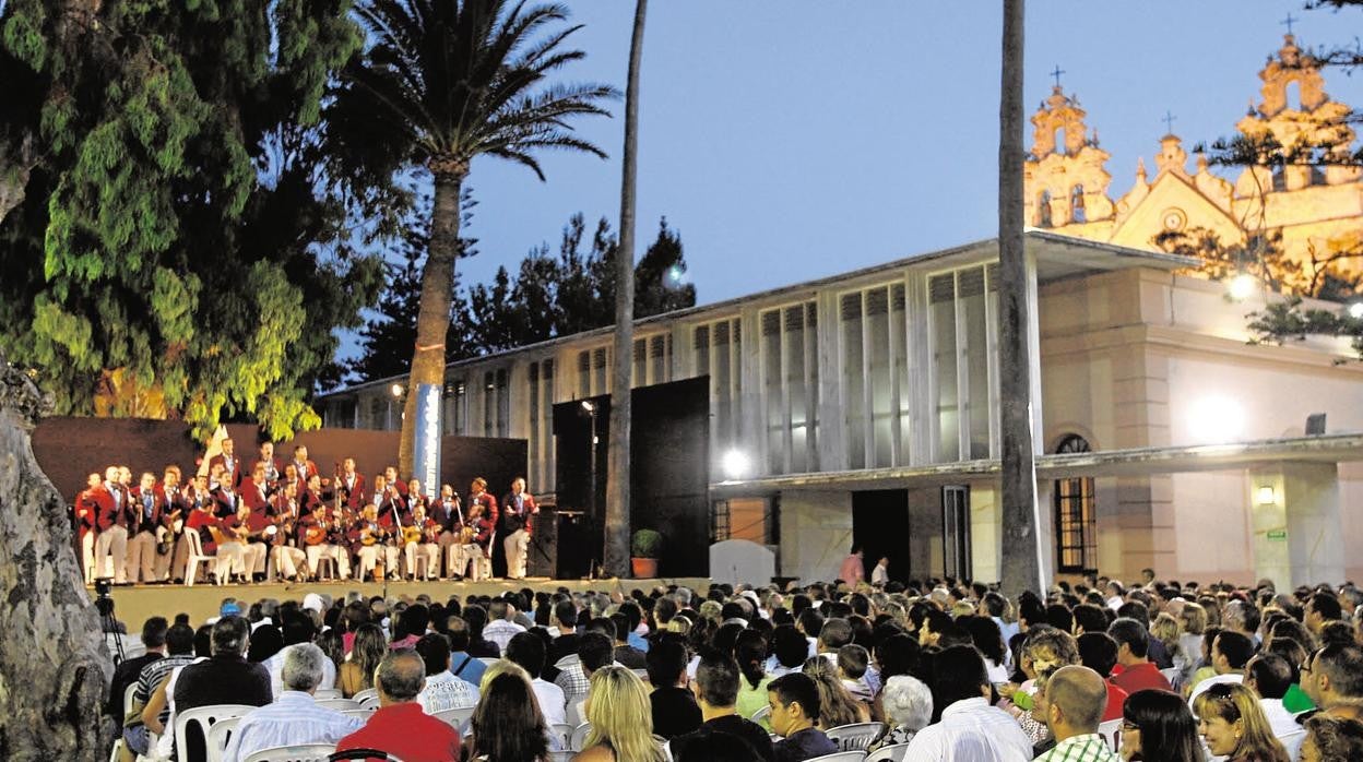 Un coro de Carnaval actúa en el patio central del Baluarte de la Candelaria en una imagen de archivo.