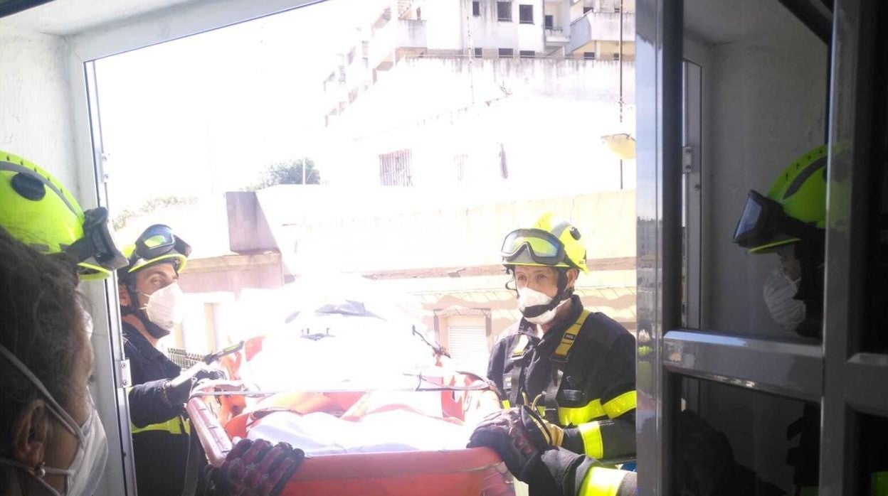 Bomberos rescata a una mujer mayor que se había roto la cadera en su vivienda