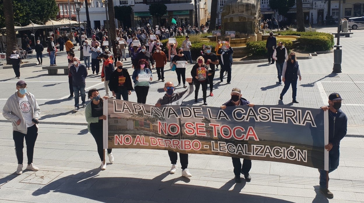 La concentración terminó en el Ayuntamiento tras la lectura de un manifiesto