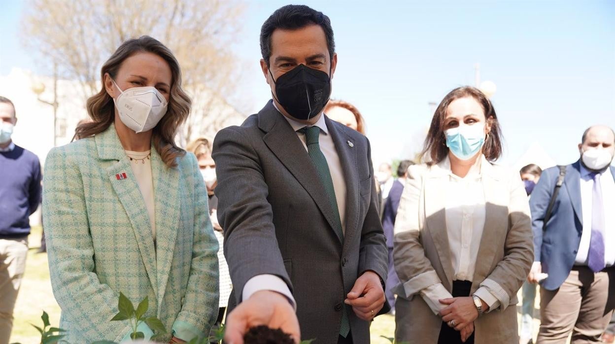 Juanma Moreno con la alcaldesa de Prado del Rey, María Vanesa Beltrán, con el proyecto de Economía Circurlar en la Sierra de Cádiz