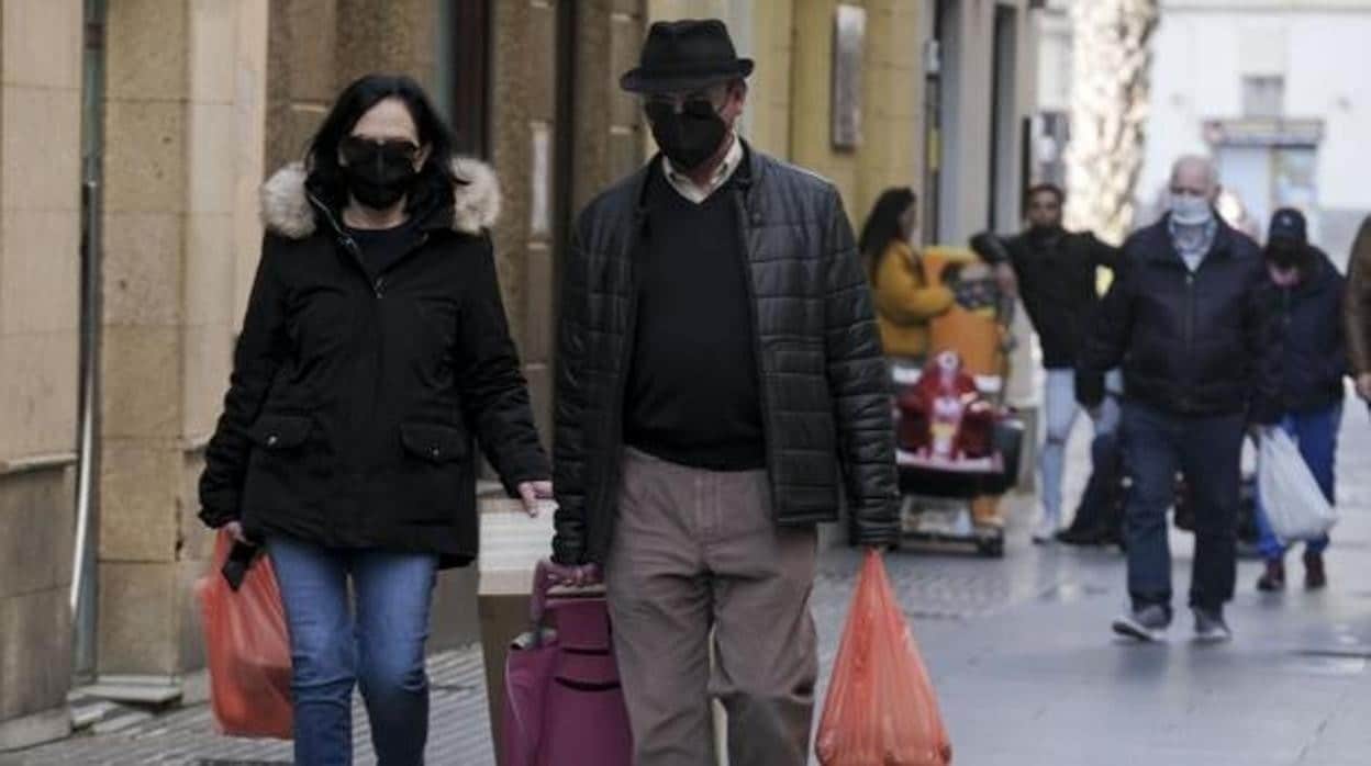 Cádiz vuelve a superar los cien contagios en una jornada con cinco muertos