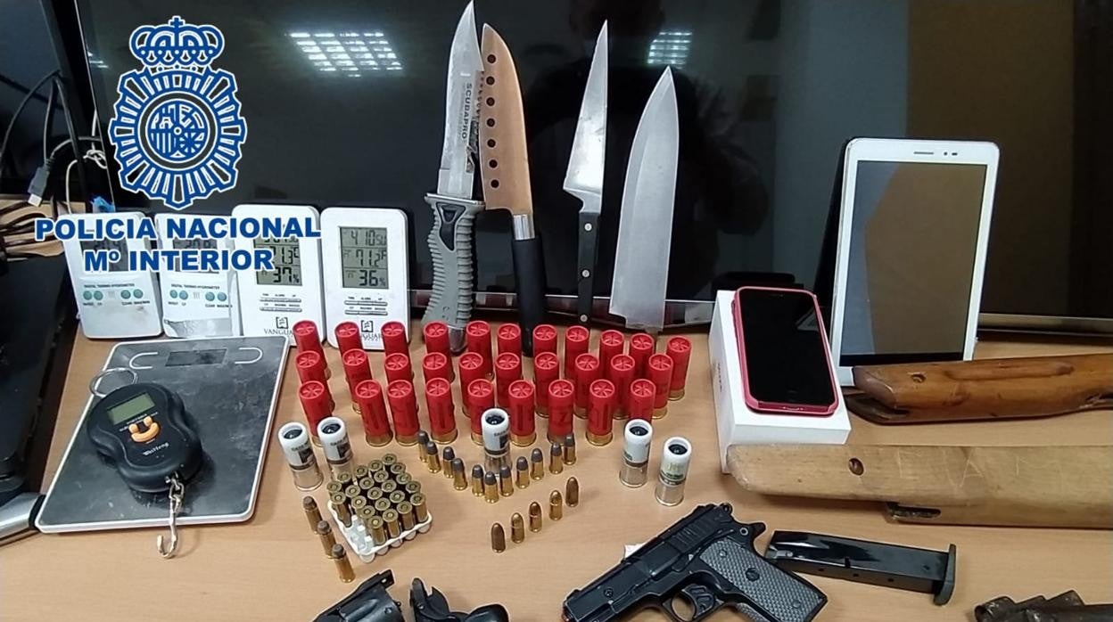 Armas y material intervenido en la operación