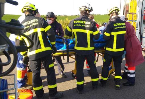 Vuelca un coche con una familia en la carretera de Medina, en Chiclana