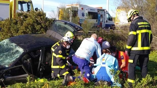 Vuelca un coche con una familia en la carretera de Medina, en Chiclana