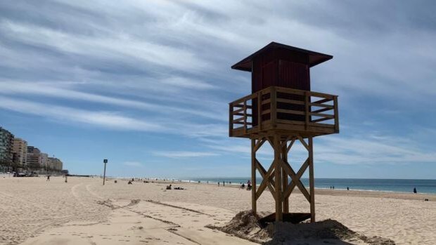 Las playas de Cádiz se ponen a punto para la atípica Semana Santa de 2021