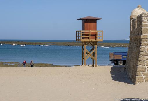 Las playas de Cádiz se ponen a punto para la atípica Semana Santa de 2021