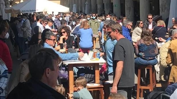 El buen tiempo empuja a los gaditanos a la calle con el temor a una cuarta ola de la pandemia