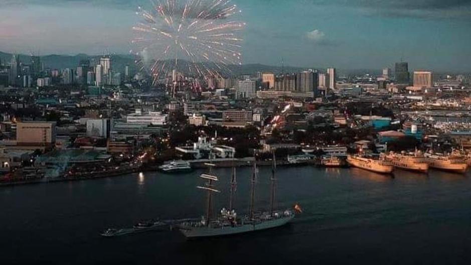 Fuegos artificiales en Cebú para despedir al buque Juan Sebastián de Elcano