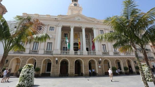 Cádiz 2000 acuerda la cesión del Palacio de Congresos para la campaña de vacunación Covid-19