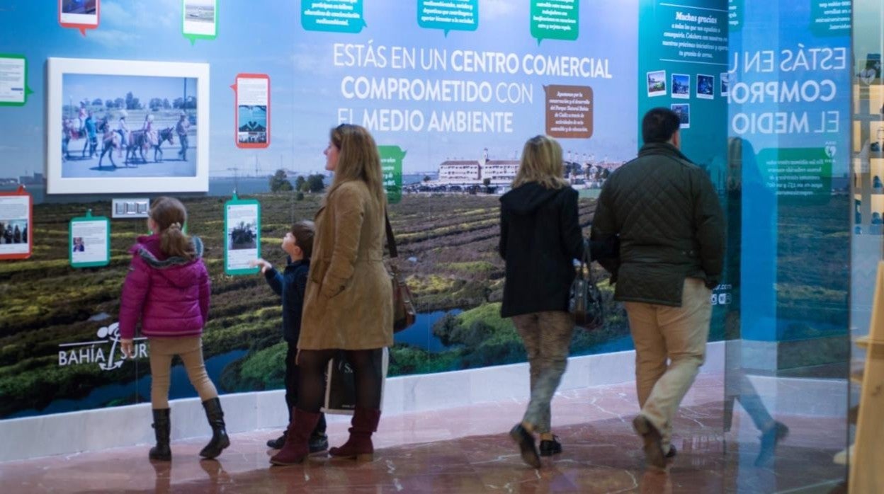 Una de las actividades de concienciación ambiental desarrolladas en Bahía Sur.