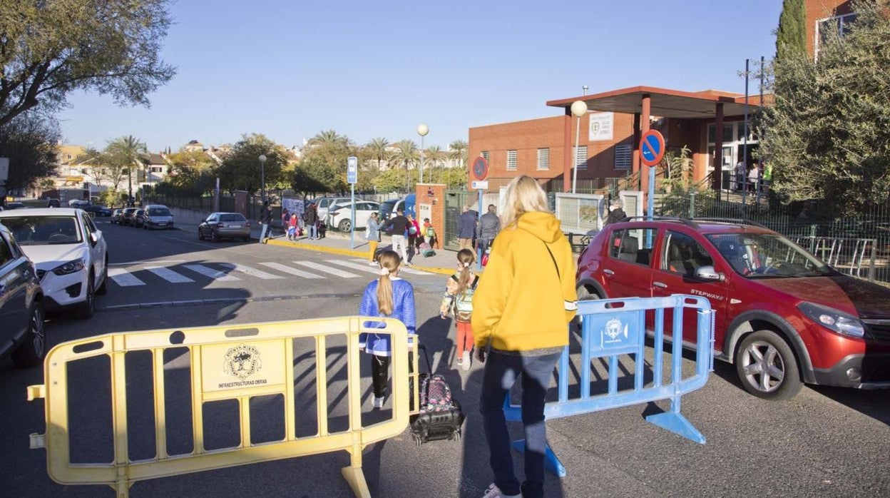 Una calle cortada al tráfico en las inmediaciones del colegio Los Rosales de Mairena del Aljarafe