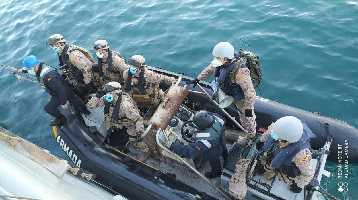 Los infantes de Marina en una lancha del buque durante la misión.