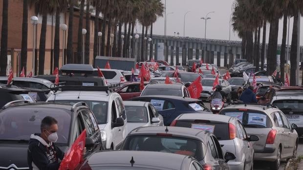 Atasco en Cádiz por la caravana de protesta de Airbus