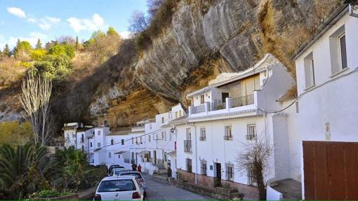 De las cuevas al Castillo, la ruta para visitar Setenil de las Bodegas en septiembre