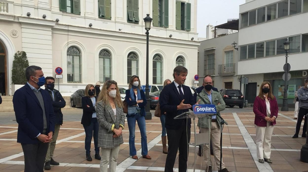 Miembros de la directiva provincial y ediles de El Puerto con González Terol.