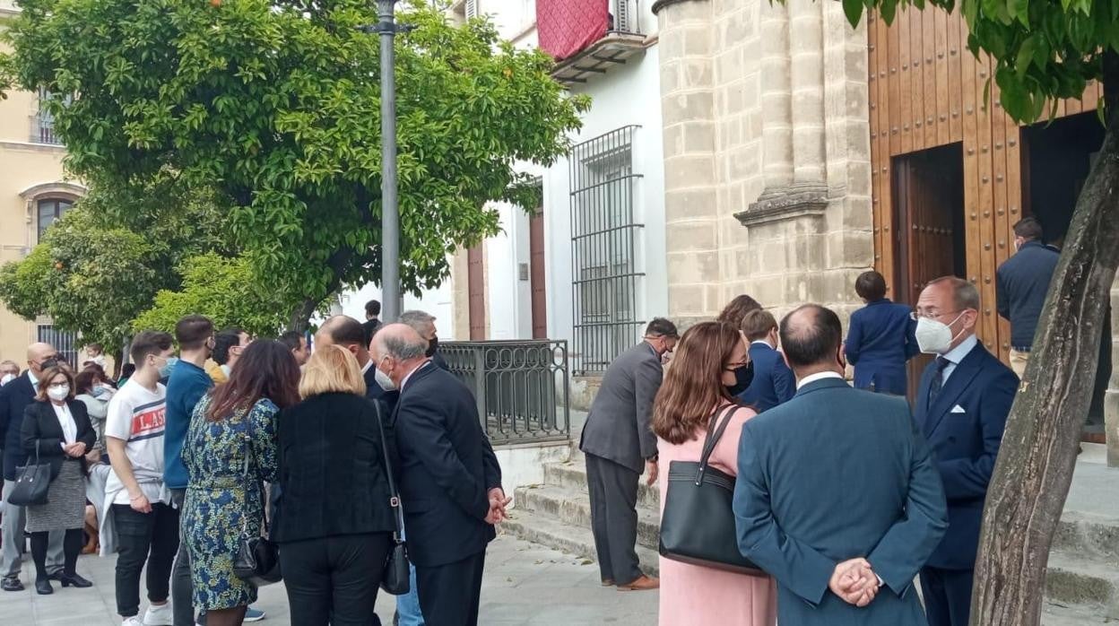 Hermanos de Las Angustias esperando a poder participar en un acto penitencial