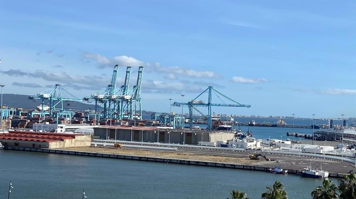 Tres buques del puerto de Algeciras, afectados por el bloqueo del Canal de Suez