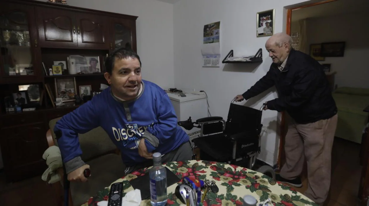 Paco y su hijo, víctimas del colapso y los retrasos en los Asuntos Sociales de Cádiz