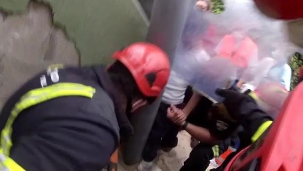 Operación de rescate de un niño atrapado en una tirolina de Salteras