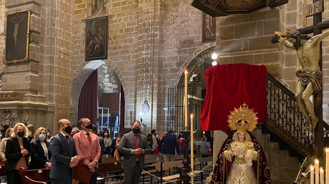 Momento del encendido del cirio «Piedad de Vida» en la mañana del Martes Santo portuense