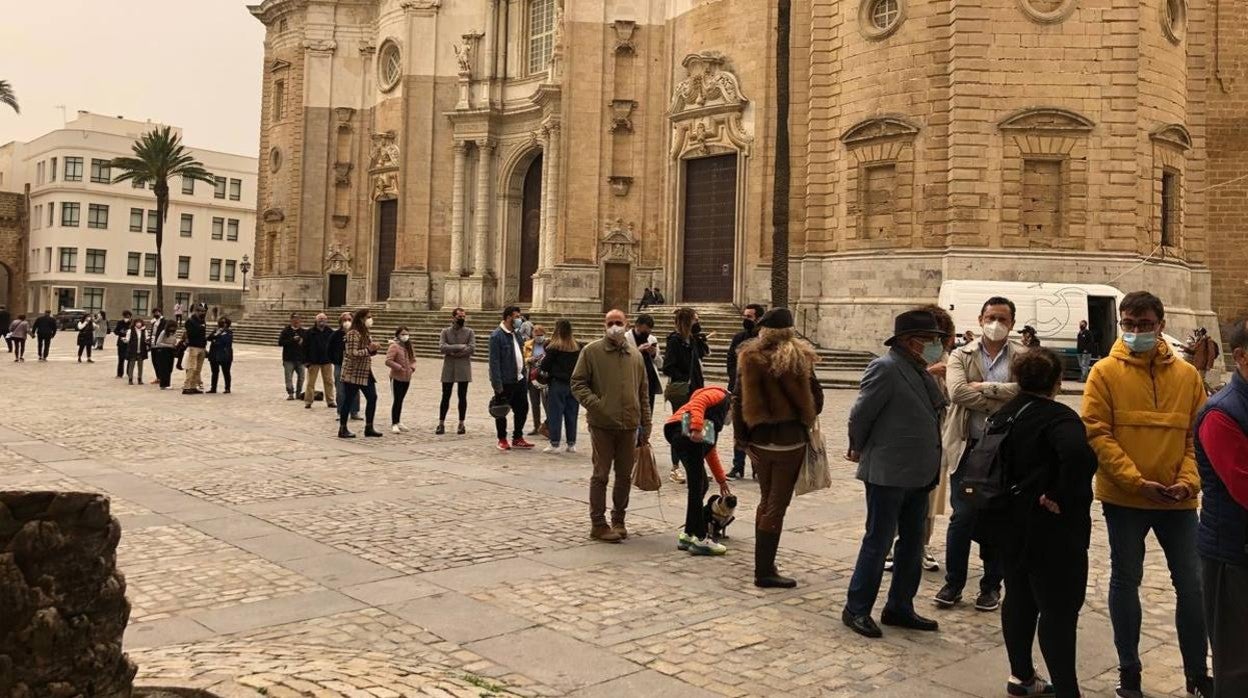 Colas en los accesos para visitar la iglesia de Santiago este Martes Santo.