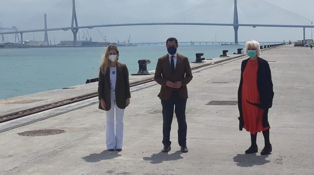 Juanma Moreno, con Ana Mestre y Teófila Martínez en Cádiz.