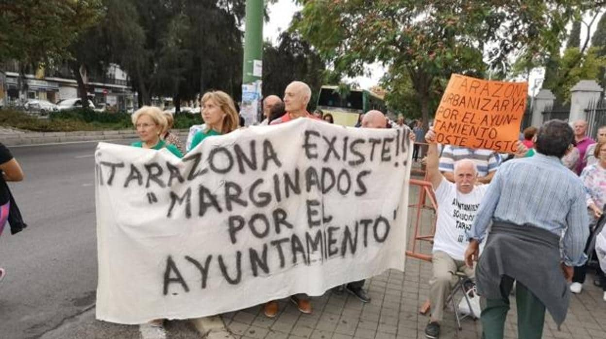 Protesta de los vecinos de Tarazona ante el Parlamento de Ancdalucía en octubre de 2018