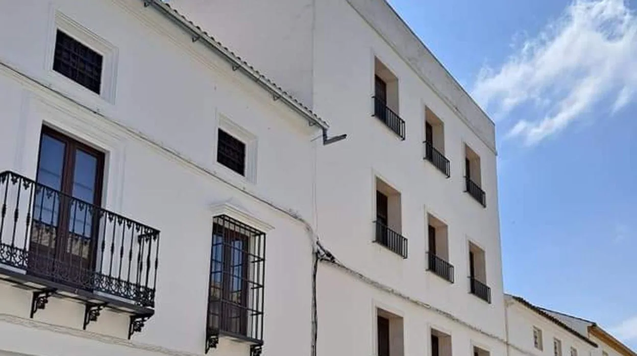 En el centro, el edificio de las antiguas casas de maestros de Gilena, obra del arquitecto hijo de Aníbal González