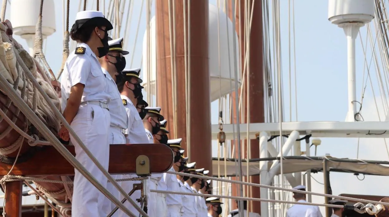 El Juan Sebastián de Elcano entra en el puerto de Yakarta