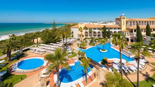 Los mejores hoteles de Cádiz para disfrutar de playa y naturaleza en distintos pueblos de la provincia