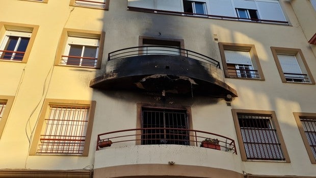 Un incendio calcina una vivienda de San Fernando y obliga al traslado de 4 personas al Hospital