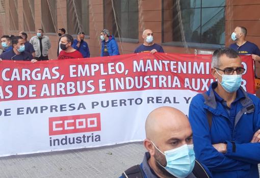 La plantilla de Airbus Puerto Real se ha concentrado este martes ante la sede de la Junta en Cádiz