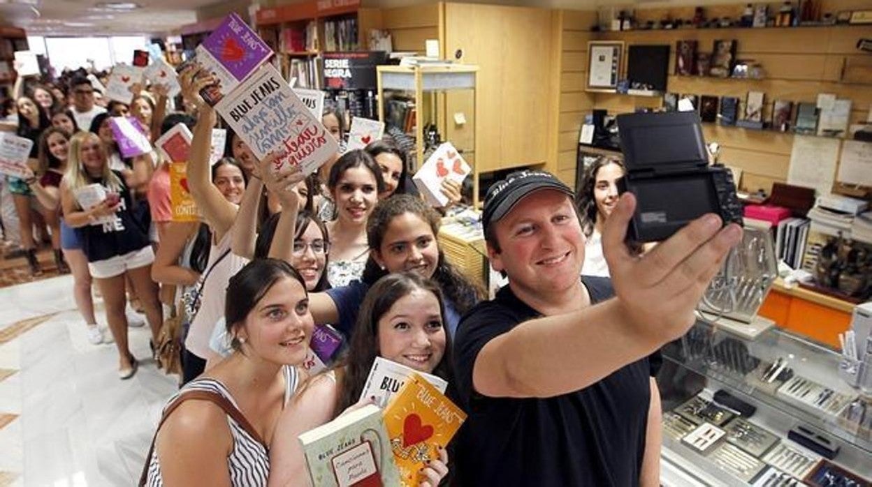 Blue Jeans, de escritor a orientador universitario de 10.000 alumnos en unas jornadas en Cádiz