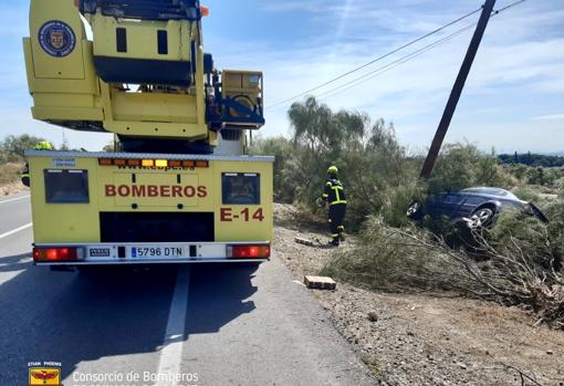 Un coche se sale de la carretera en El Puerto y colisiona con un poste de teléfono