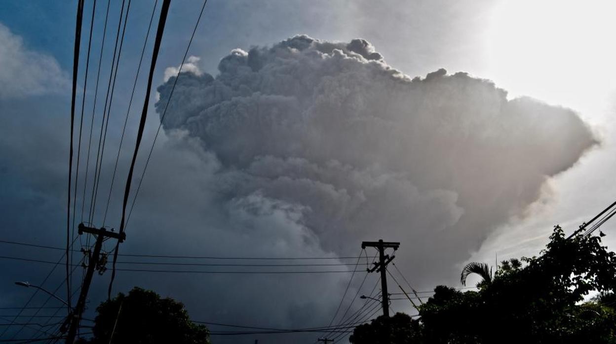 La gran nube de cenizas de un volcán del Caribe se acerca a Cádiz