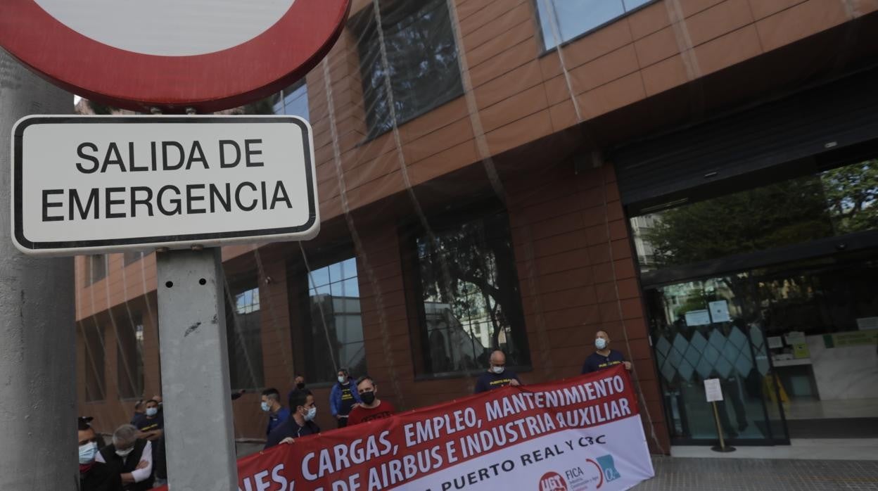 Los trabajadores de Airbus se concentraron ante la sede de la junta en Cádiz