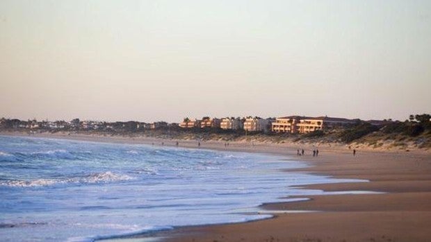 La playa de La Barrosa se prepara para el verano 2021 con dos nuevos chiringuitos