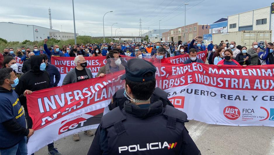 Trabajadores de Airbus intentan cortar el acceso a Cádiz