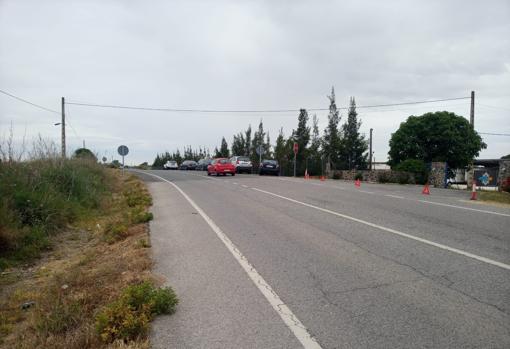 Hay conductores que dejan aparcado el coche en el arcén de la carretera para ver el campo