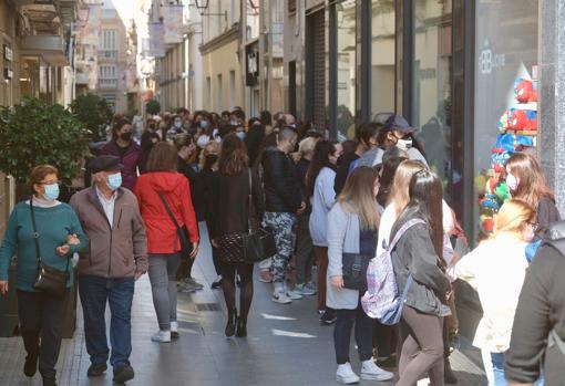 Miniso: Grandes colas para conseguir regalos en la apertura del &#039;Ikea japonés&#039; en Cádiz