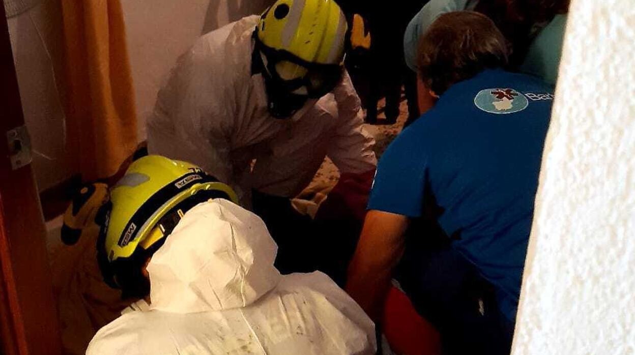 Una anciana tiene que ser rescatada por los bomberos tras caerse en su casa de Alcalá de los Gazules